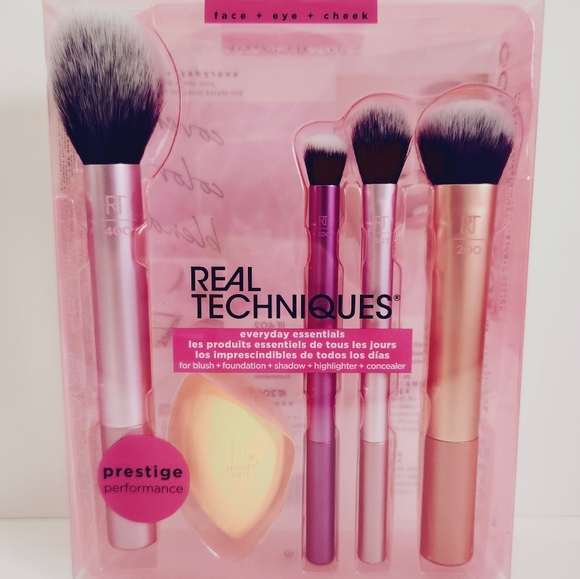 Real Techniques Everyday Essentials Kit - Picture 10 of 11